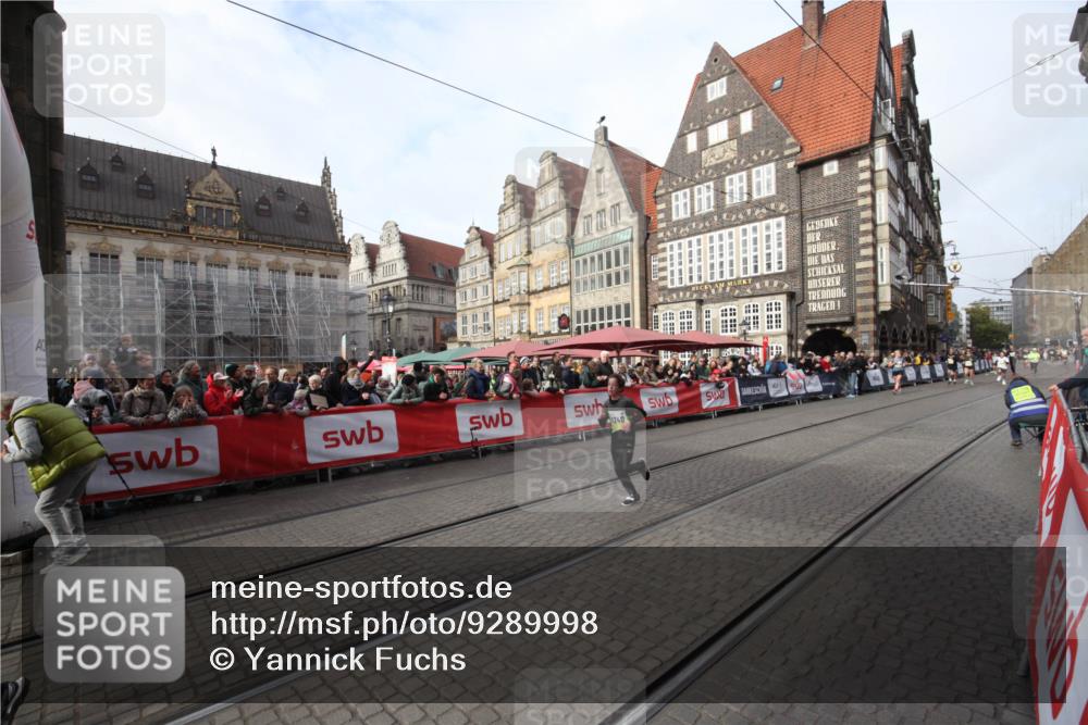 05.10.2025 - 20. swb-Marathon Bremen Yannick Fuchs http://msf.ph/oto/9289998 05.10.2025 10:48:06 Ziel 9240, 10266, 10392, 10818 meine-sportfotos.de