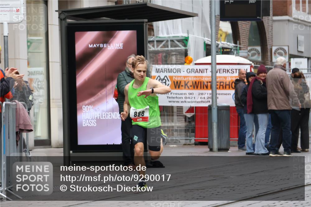 05.10.2025 - 20. swb-Marathon Bremen Strokosch-Dieckow http://msf.ph/oto/9290017 05.10.2025 12:34:06 Ziel 888, 888 meine-sportfotos.de