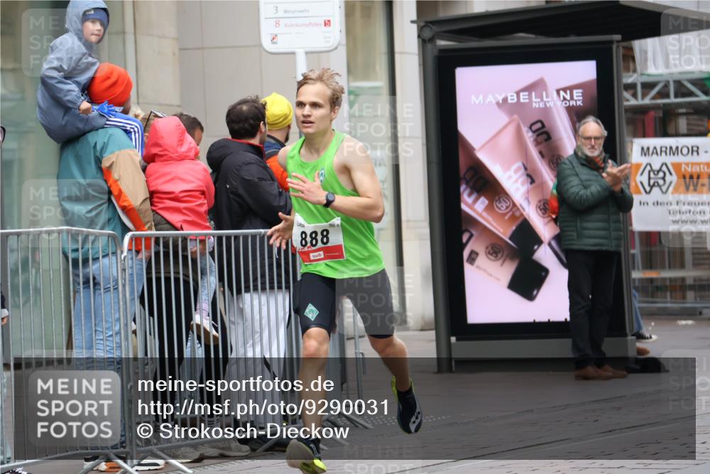 05.10.2025 - 20. swb-Marathon Bremen Strokosch-Dieckow http://msf.ph/oto/9290031 05.10.2025 12:34:07 Ziel 888, 888 meine-sportfotos.de