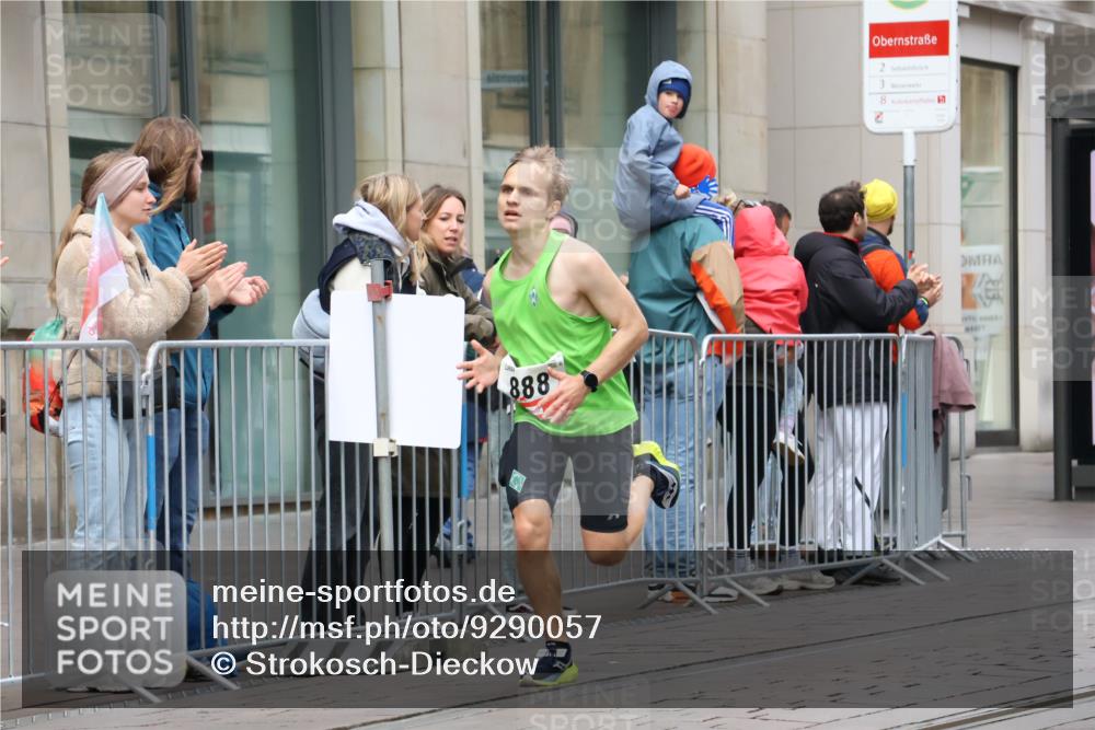 05.10.2025 - 20. swb-Marathon Bremen Strokosch-Dieckow http://msf.ph/oto/9290057 05.10.2025 12:34:08 Ziel 888, 888 meine-sportfotos.de
