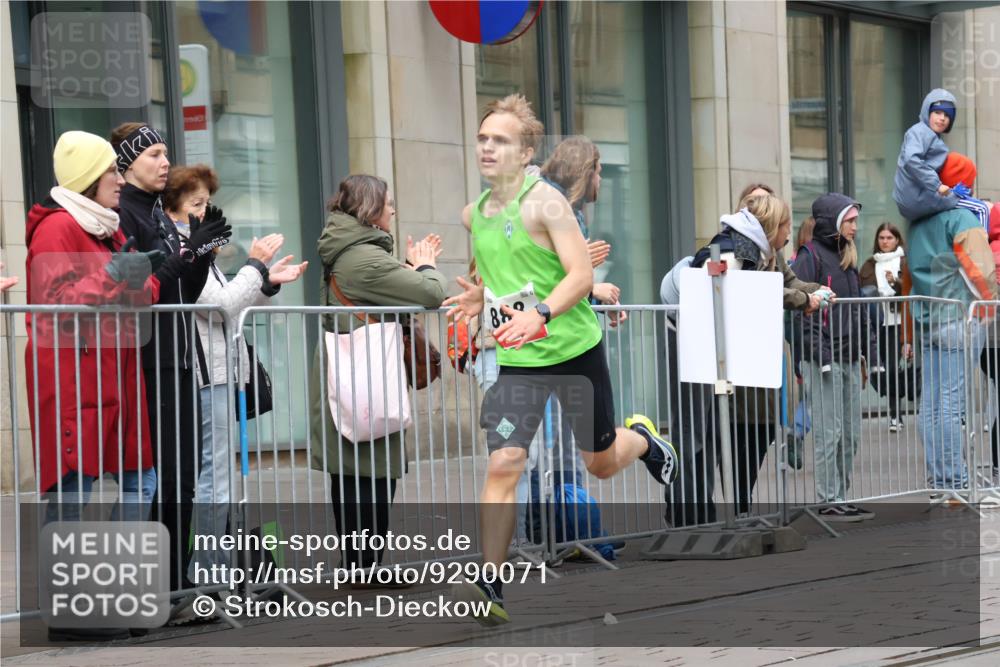 05.10.2025 - 20. swb-Marathon Bremen Strokosch-Dieckow http://msf.ph/oto/9290071 05.10.2025 12:34:08 Ziel 888, 888 meine-sportfotos.de