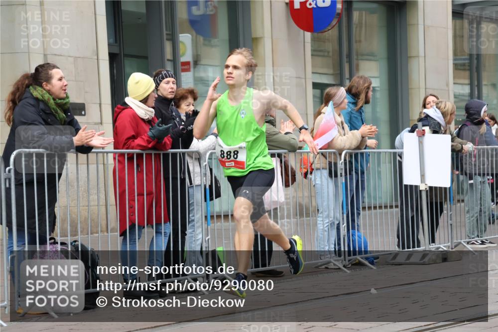 05.10.2025 - 20. swb-Marathon Bremen Strokosch-Dieckow http://msf.ph/oto/9290080 05.10.2025 12:34:09 Ziel 888, 888 meine-sportfotos.de