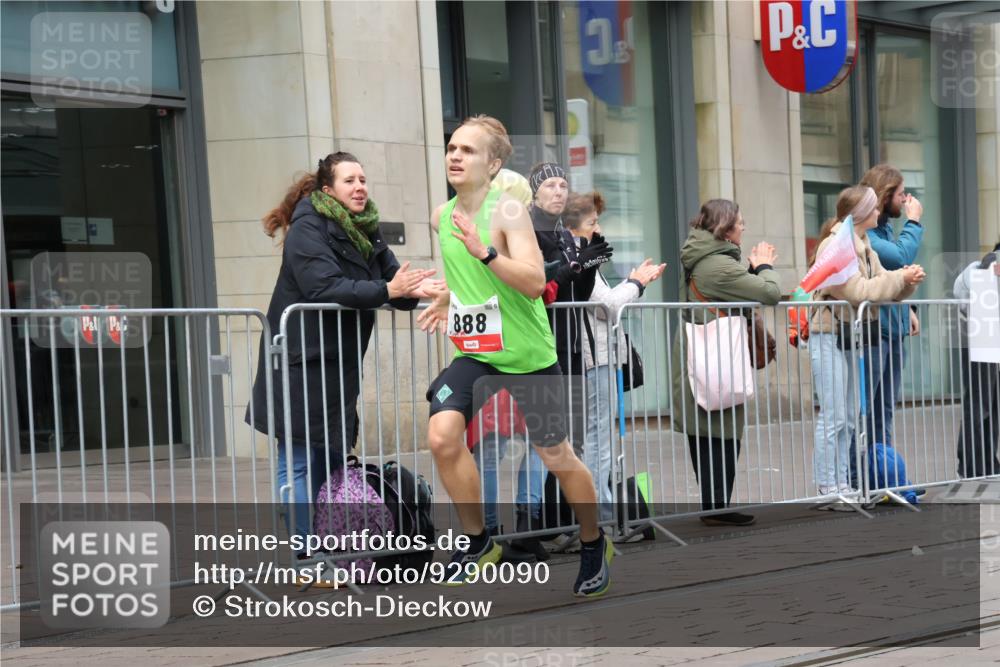 05.10.2025 - 20. swb-Marathon Bremen Strokosch-Dieckow http://msf.ph/oto/9290090 05.10.2025 12:34:09 Ziel 888, 888 meine-sportfotos.de