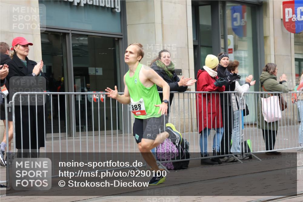 05.10.2025 - 20. swb-Marathon Bremen Strokosch-Dieckow http://msf.ph/oto/9290100 05.10.2025 12:34:09 Ziel 888, 888 meine-sportfotos.de