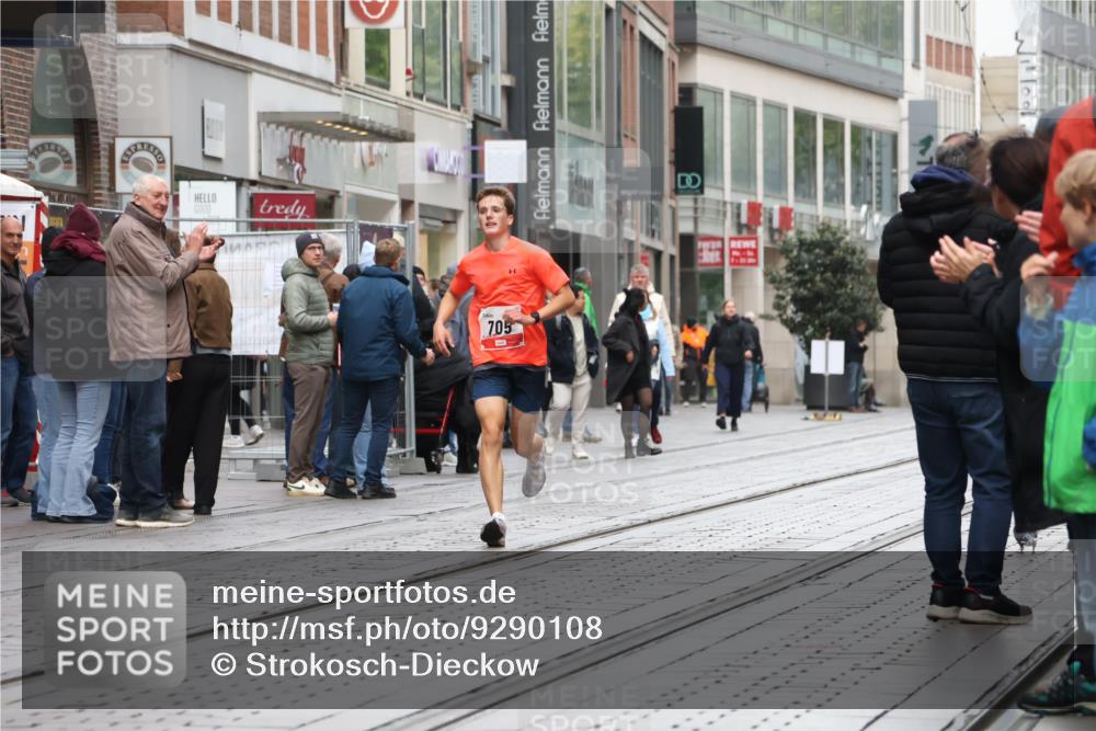 05.10.2025 - 20. swb-Marathon Bremen Strokosch-Dieckow http://msf.ph/oto/9290108 05.10.2025 12:34:39 Ziel 705, 705 meine-sportfotos.de
