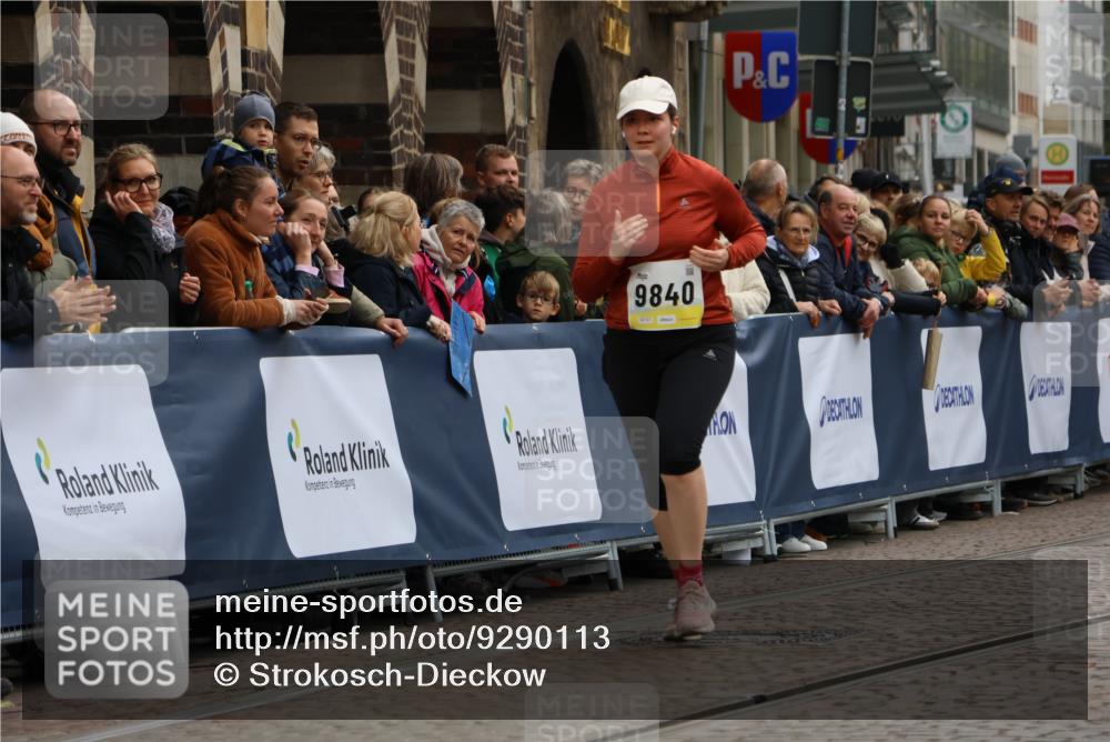 05.10.2025 - 20. swb-Marathon Bremen Strokosch-Dieckow http://msf.ph/oto/9290113 05.10.2025 11:23:24 Ziel 9840, 10724, 10731 meine-sportfotos.de