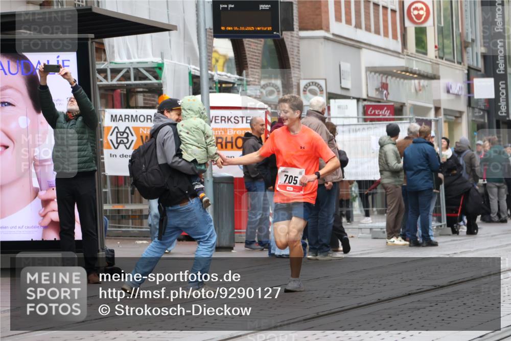 05.10.2025 - 20. swb-Marathon Bremen Strokosch-Dieckow http://msf.ph/oto/9290127 05.10.2025 12:34:41 Ziel 705, 705 meine-sportfotos.de