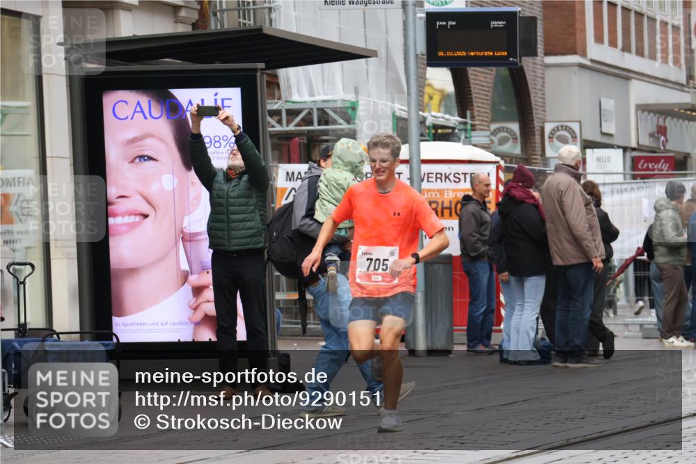 05.10.2025 - 20. swb-Marathon Bremen Strokosch-Dieckow http://msf.ph/oto/9290151 05.10.2025 12:34:42 Ziel 705, 705 meine-sportfotos.de