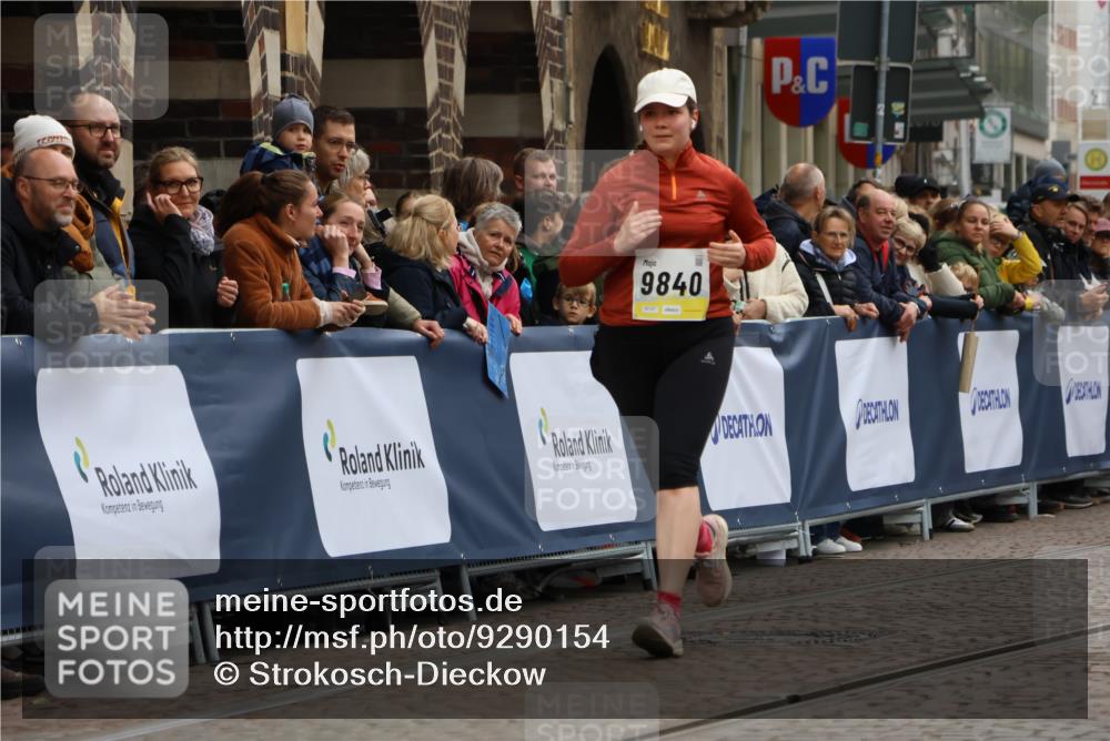 05.10.2025 - 20. swb-Marathon Bremen Strokosch-Dieckow http://msf.ph/oto/9290154 05.10.2025 11:23:24 Ziel 9840, 10724, 10731 meine-sportfotos.de