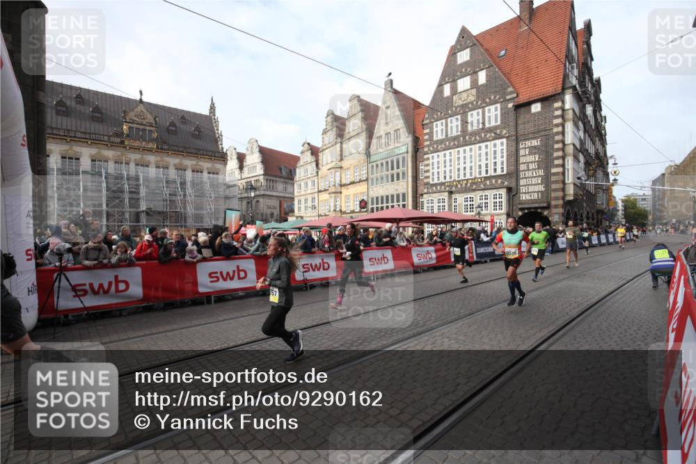 05.10.2025 - 20. swb-Marathon Bremen Yannick Fuchs http://msf.ph/oto/9290162 05.10.2025 10:48:36 Ziel 9385, 9437, 9478, 10177, 11005, 11357, 11505 meine-sportfotos.de