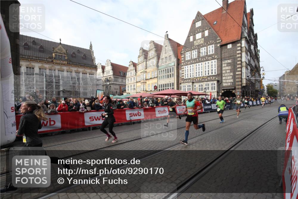 05.10.2025 - 20. swb-Marathon Bremen Yannick Fuchs http://msf.ph/oto/9290170 05.10.2025 10:48:36 Ziel 9385, 9437, 9478, 10177, 11005, 11357, 11505 meine-sportfotos.de