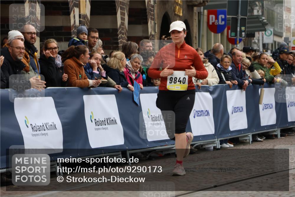 05.10.2025 - 20. swb-Marathon Bremen Strokosch-Dieckow http://msf.ph/oto/9290173 05.10.2025 11:23:24 Ziel 9840, 10724, 10731 meine-sportfotos.de