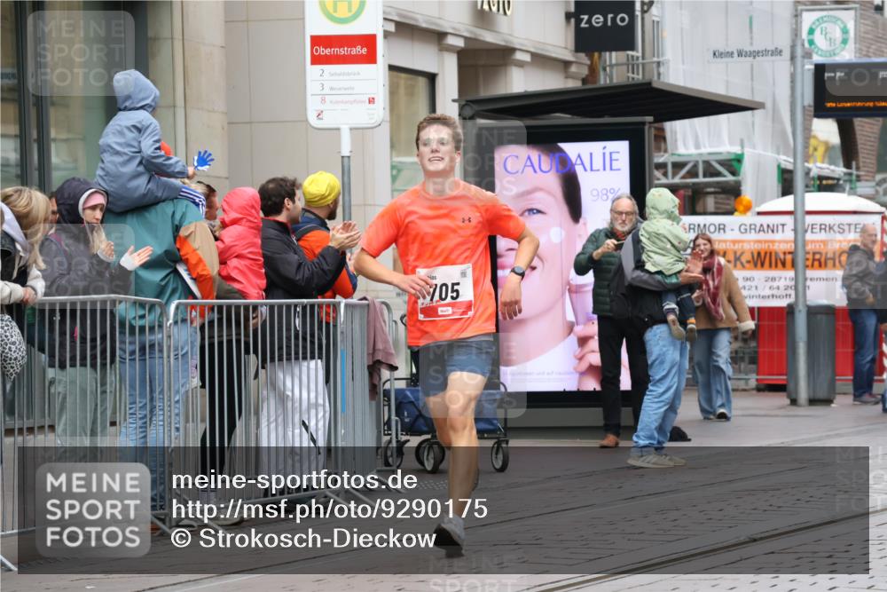 05.10.2025 - 20. swb-Marathon Bremen Strokosch-Dieckow http://msf.ph/oto/9290175 05.10.2025 12:34:44 Ziel 705, 705 meine-sportfotos.de
