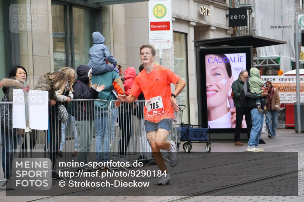 05.10.2025 - 20. swb-Marathon Bremen Strokosch-Dieckow http://msf.ph/oto/9290184 05.10.2025 12:34:45 Ziel 705, 705 meine-sportfotos.de