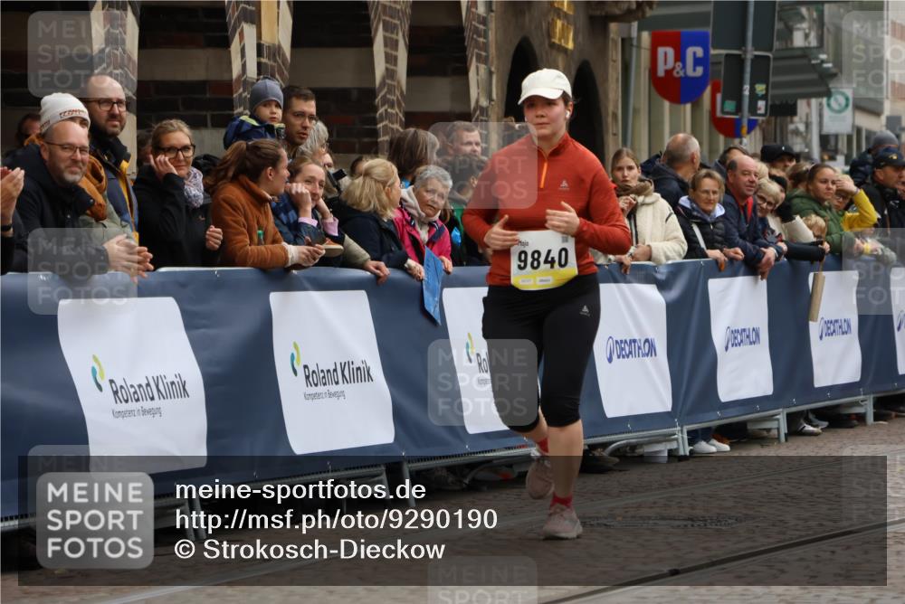 05.10.2025 - 20. swb-Marathon Bremen Strokosch-Dieckow http://msf.ph/oto/9290190 05.10.2025 11:23:24 Ziel 9840, 10724, 10731 meine-sportfotos.de