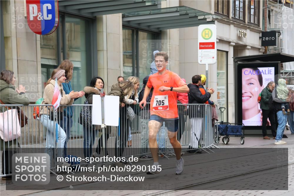 05.10.2025 - 20. swb-Marathon Bremen Strokosch-Dieckow http://msf.ph/oto/9290195 05.10.2025 12:34:45 Ziel 705, 705 meine-sportfotos.de