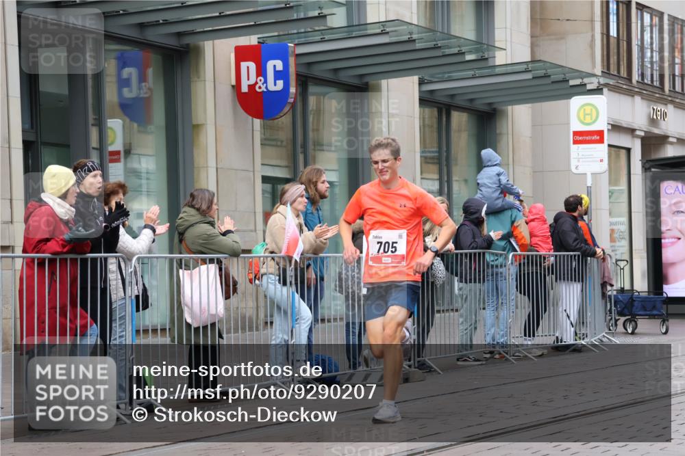05.10.2025 - 20. swb-Marathon Bremen Strokosch-Dieckow http://msf.ph/oto/9290207 05.10.2025 12:34:46 Ziel 705, 705 meine-sportfotos.de