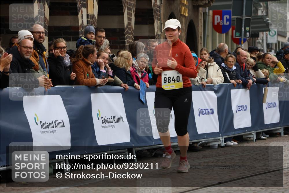 05.10.2025 - 20. swb-Marathon Bremen Strokosch-Dieckow http://msf.ph/oto/9290211 05.10.2025 11:23:24 Ziel 9840, 10724, 10731 meine-sportfotos.de