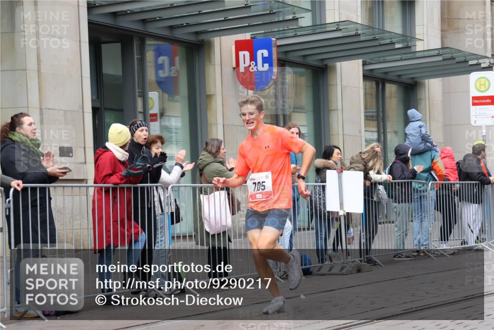 05.10.2025 - 20. swb-Marathon Bremen Strokosch-Dieckow http://msf.ph/oto/9290217 05.10.2025 12:34:46 Ziel 705, 705 meine-sportfotos.de