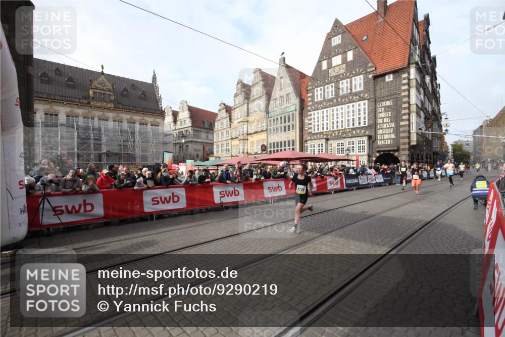 05.10.2025 - 20. swb-Marathon Bremen Yannick Fuchs http://msf.ph/oto/9290219 05.10.2025 10:48:49 Ziel 9261, 9482, 9729, 10799 meine-sportfotos.de