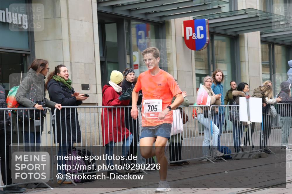 05.10.2025 - 20. swb-Marathon Bremen Strokosch-Dieckow http://msf.ph/oto/9290226 05.10.2025 12:34:46 Ziel 705, 705 meine-sportfotos.de