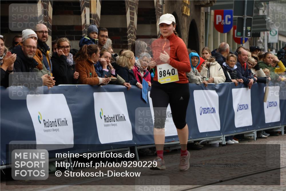 05.10.2025 - 20. swb-Marathon Bremen Strokosch-Dieckow http://msf.ph/oto/9290229 05.10.2025 11:23:24 Ziel 9840, 10724, 10731 meine-sportfotos.de