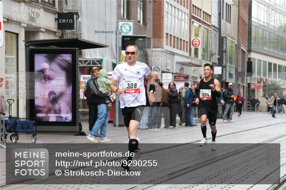 05.10.2025 - 20. swb-Marathon Bremen Strokosch-Dieckow http://msf.ph/oto/9290255 05.10.2025 12:35:10 Ziel 308, 1994, 308, 1994 meine-sportfotos.de