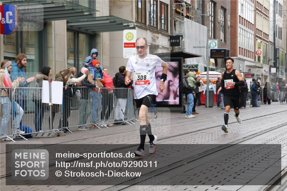 05.10.2025 - 20. swb-Marathon Bremen Strokosch-Dieckow http://msf.ph/oto/9290311 05.10.2025 12:35:11 Ziel 308, 1994, 308, 1994 meine-sportfotos.de