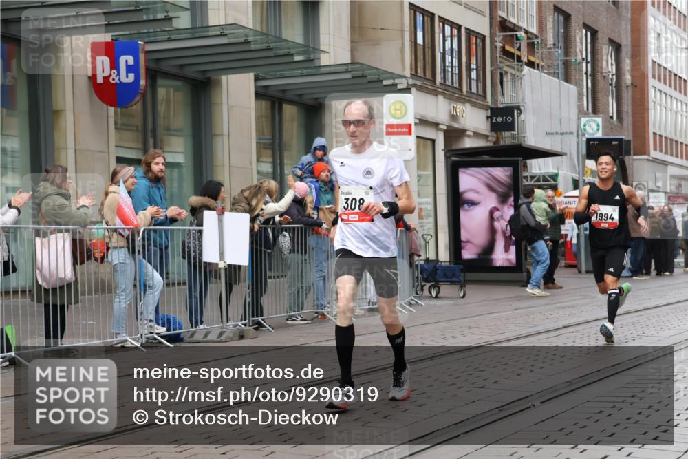 05.10.2025 - 20. swb-Marathon Bremen Strokosch-Dieckow http://msf.ph/oto/9290319 05.10.2025 12:35:12 Ziel 308, 1994, 308, 1994 meine-sportfotos.de