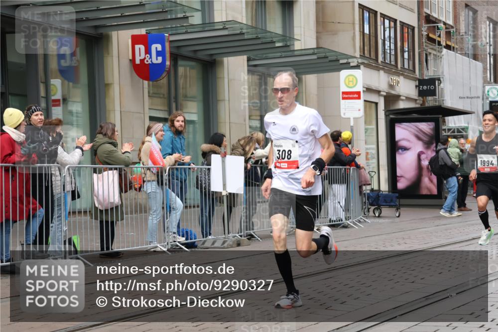 05.10.2025 - 20. swb-Marathon Bremen Strokosch-Dieckow http://msf.ph/oto/9290327 05.10.2025 12:35:12 Ziel 308, 1994, 308, 1994 meine-sportfotos.de