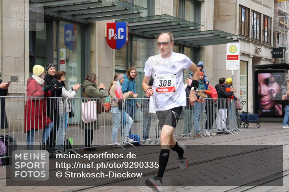 05.10.2025 - 20. swb-Marathon Bremen Strokosch-Dieckow http://msf.ph/oto/9290335 05.10.2025 12:35:12 Ziel 308, 1994, 308, 1994 meine-sportfotos.de