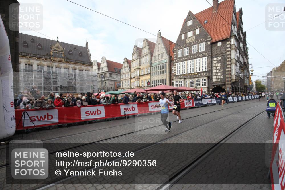 05.10.2025 - 20. swb-Marathon Bremen Yannick Fuchs http://msf.ph/oto/9290356 05.10.2025 10:49:21 Ziel 9333, 10715, 10735, 11057 meine-sportfotos.de
