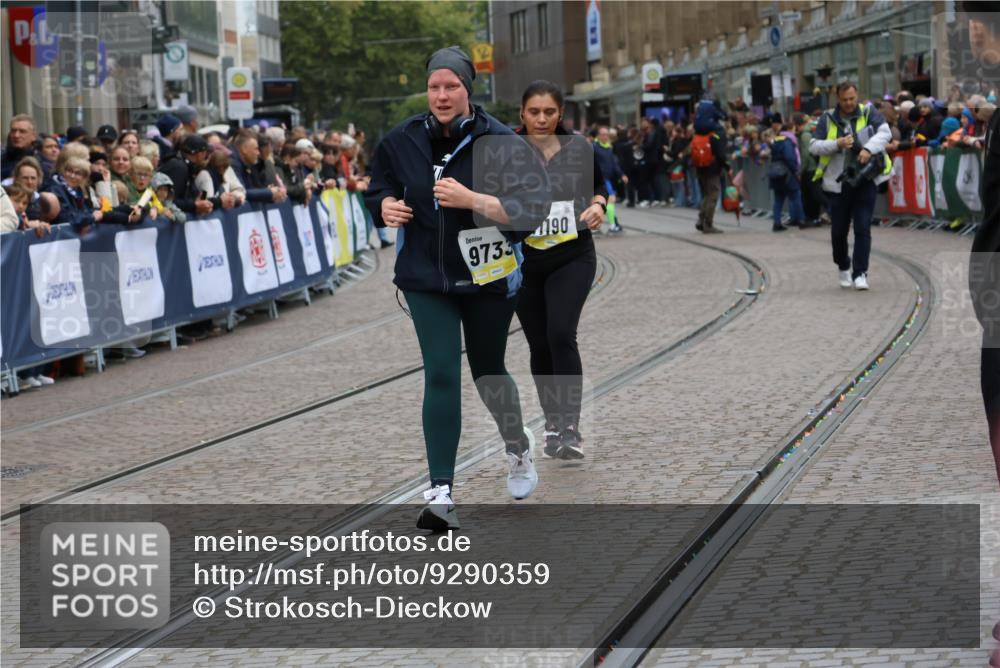 05.10.2025 - 20. swb-Marathon Bremen Strokosch-Dieckow http://msf.ph/oto/9290359 05.10.2025 11:24:14 Ziel 9733, 11190 meine-sportfotos.de