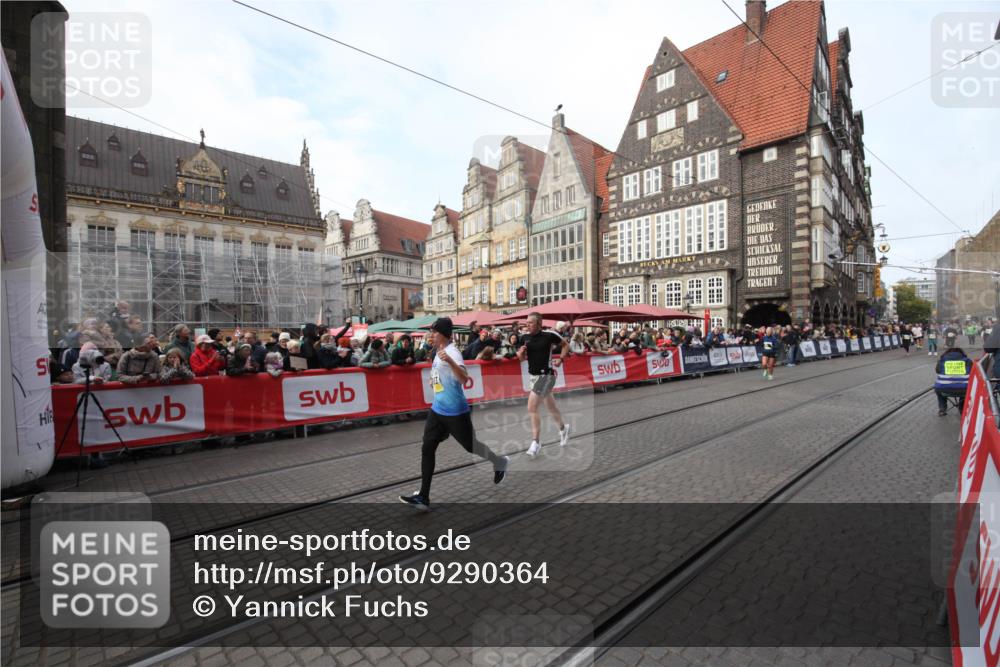 05.10.2025 - 20. swb-Marathon Bremen Yannick Fuchs http://msf.ph/oto/9290364 05.10.2025 10:49:21 Ziel 9333, 10715, 10735, 11057 meine-sportfotos.de