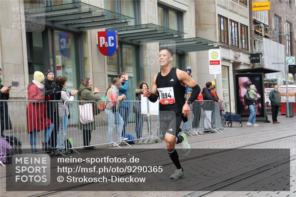 05.10.2025 - 20. swb-Marathon Bremen Strokosch-Dieckow http://msf.ph/oto/9290365 05.10.2025 12:35:13 Ziel 308, 1994, 308, 1994 meine-sportfotos.de