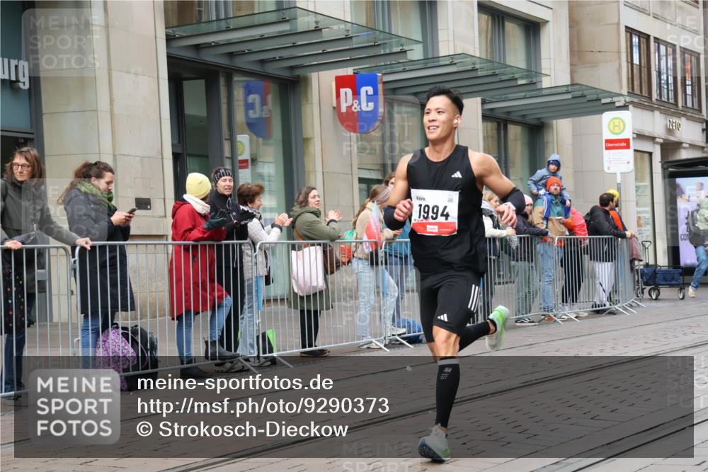05.10.2025 - 20. swb-Marathon Bremen Strokosch-Dieckow http://msf.ph/oto/9290373 05.10.2025 12:35:14 Ziel 308, 1994, 308, 1994 meine-sportfotos.de