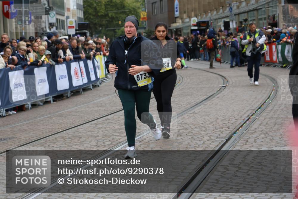 05.10.2025 - 20. swb-Marathon Bremen Strokosch-Dieckow http://msf.ph/oto/9290378 05.10.2025 11:24:14 Ziel 9733, 11190 meine-sportfotos.de