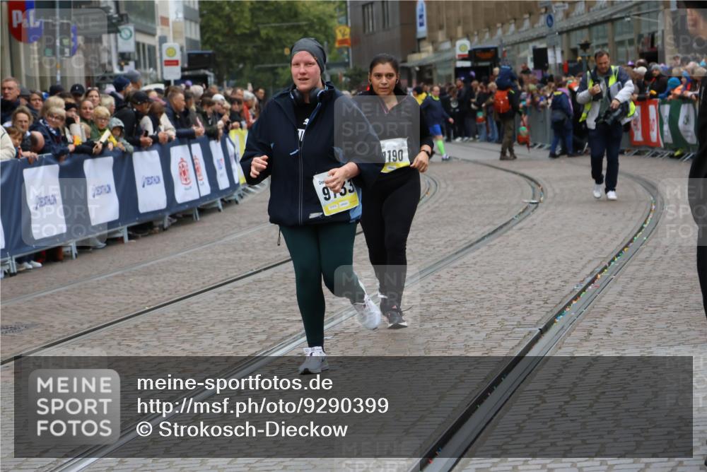 05.10.2025 - 20. swb-Marathon Bremen Strokosch-Dieckow http://msf.ph/oto/9290399 05.10.2025 11:24:14 Ziel 9733, 11190 meine-sportfotos.de