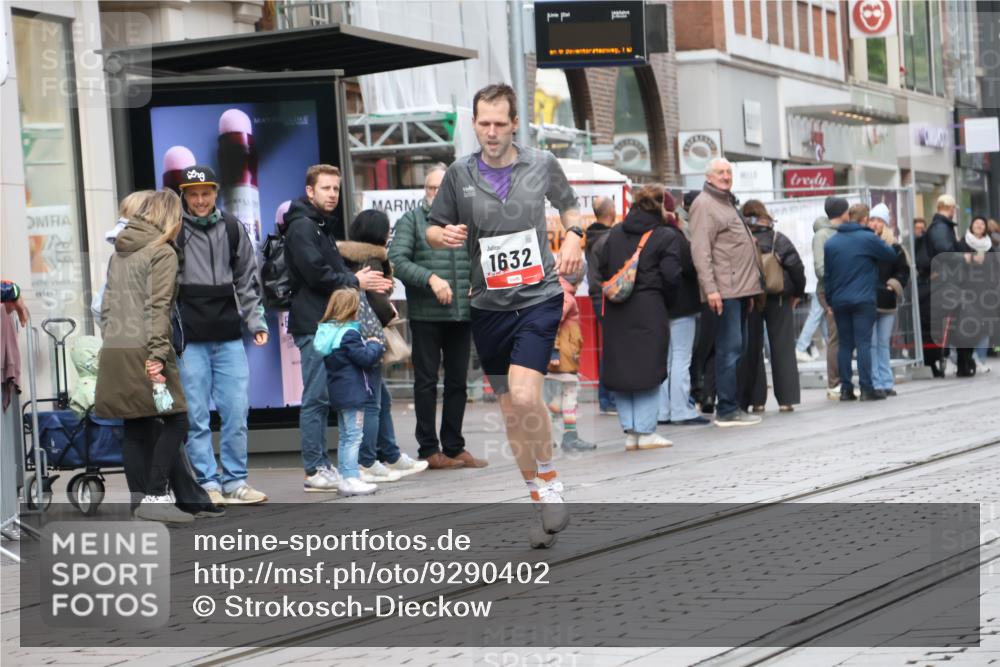 05.10.2025 - 20. swb-Marathon Bremen Strokosch-Dieckow http://msf.ph/oto/9290402 05.10.2025 12:36:17 Ziel 1632, 1632 meine-sportfotos.de