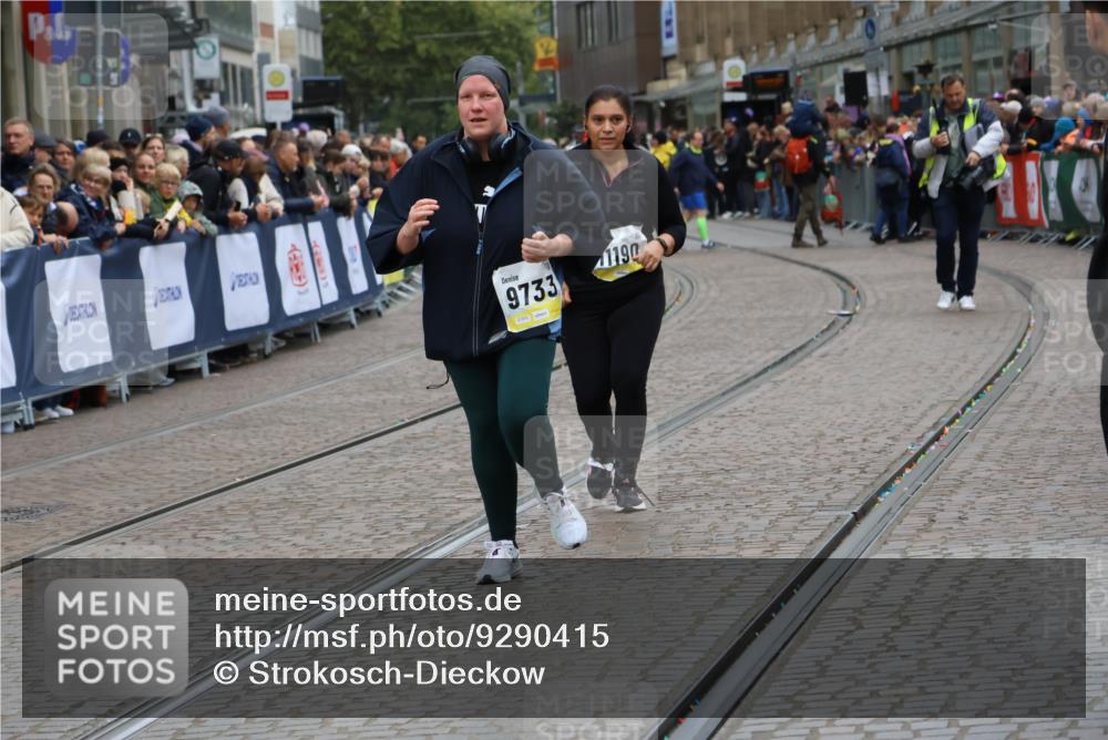 05.10.2025 - 20. swb-Marathon Bremen Strokosch-Dieckow http://msf.ph/oto/9290415 05.10.2025 11:24:14 Ziel 9733, 11190 meine-sportfotos.de