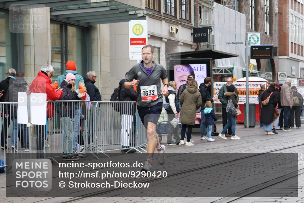 05.10.2025 - 20. swb-Marathon Bremen Strokosch-Dieckow http://msf.ph/oto/9290420 05.10.2025 12:36:19 Ziel 1632, 1632 meine-sportfotos.de