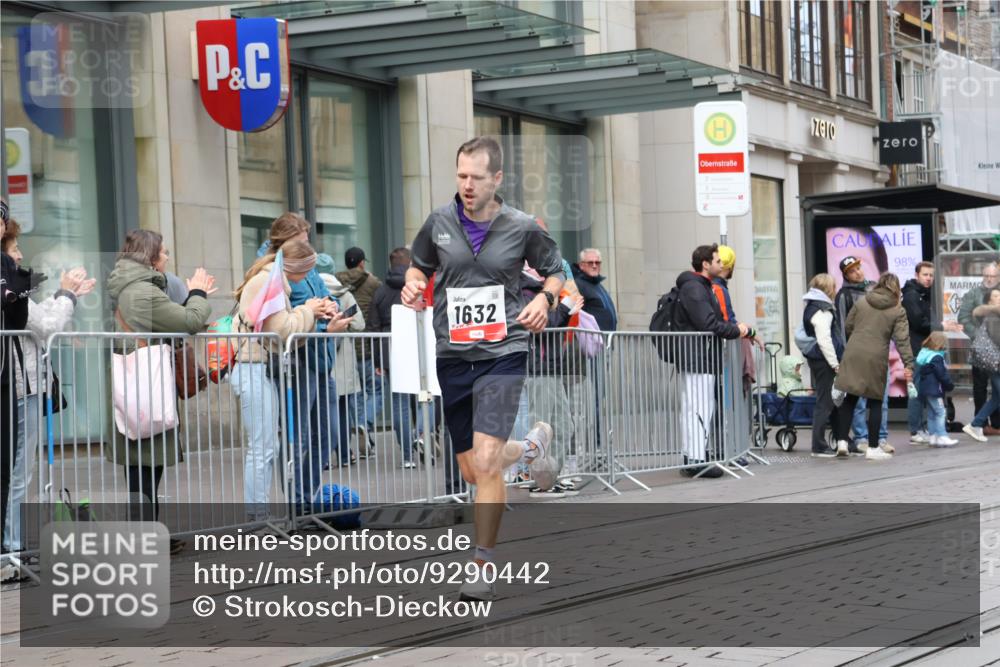 05.10.2025 - 20. swb-Marathon Bremen Strokosch-Dieckow http://msf.ph/oto/9290442 05.10.2025 12:36:20 Ziel 1632, 1632 meine-sportfotos.de