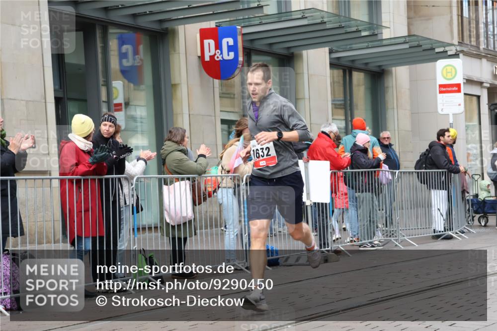 05.10.2025 - 20. swb-Marathon Bremen Strokosch-Dieckow http://msf.ph/oto/9290450 05.10.2025 12:36:20 Ziel 1632, 1632 meine-sportfotos.de