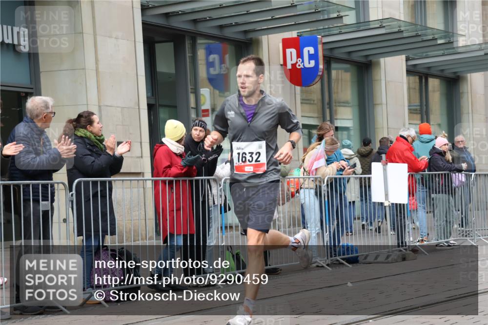 05.10.2025 - 20. swb-Marathon Bremen Strokosch-Dieckow http://msf.ph/oto/9290459 05.10.2025 12:36:20 Ziel 1632, 1632 meine-sportfotos.de