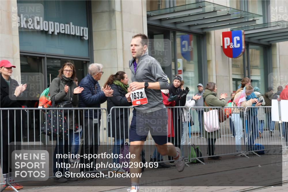 05.10.2025 - 20. swb-Marathon Bremen Strokosch-Dieckow http://msf.ph/oto/9290469 05.10.2025 12:36:21 Ziel 1632, 1632 meine-sportfotos.de