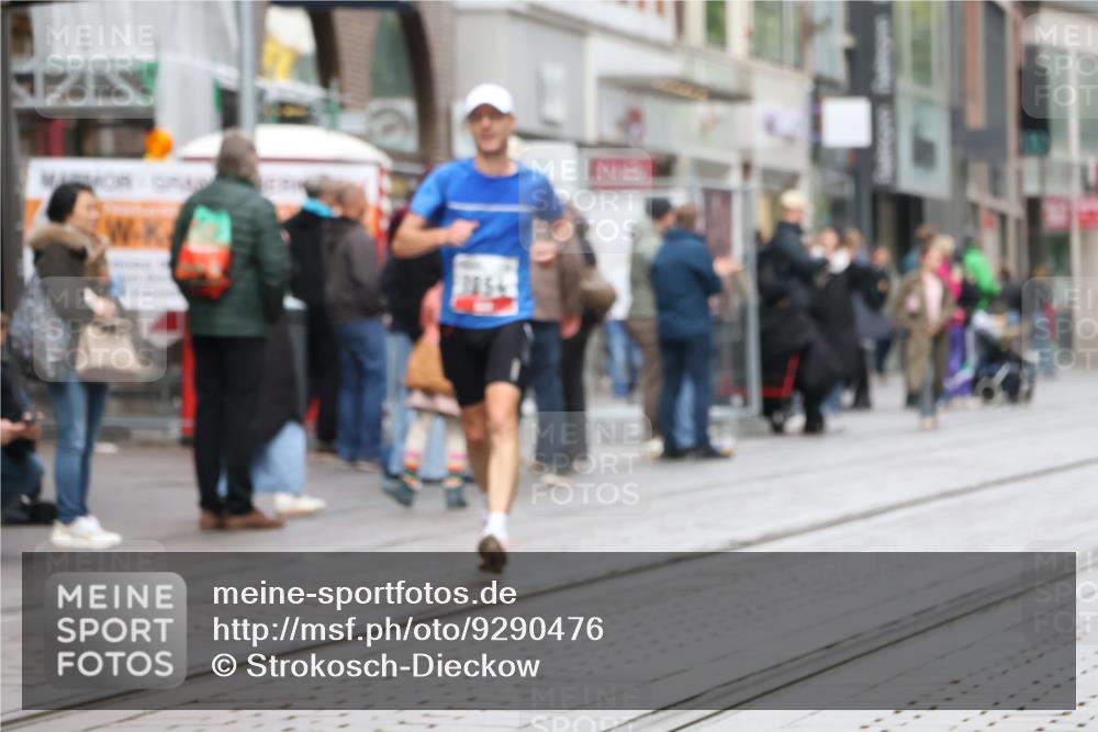 05.10.2025 - 20. swb-Marathon Bremen Strokosch-Dieckow http://msf.ph/oto/9290476 05.10.2025 12:36:39 Ziel 909, 1954, 909, 1954 meine-sportfotos.de