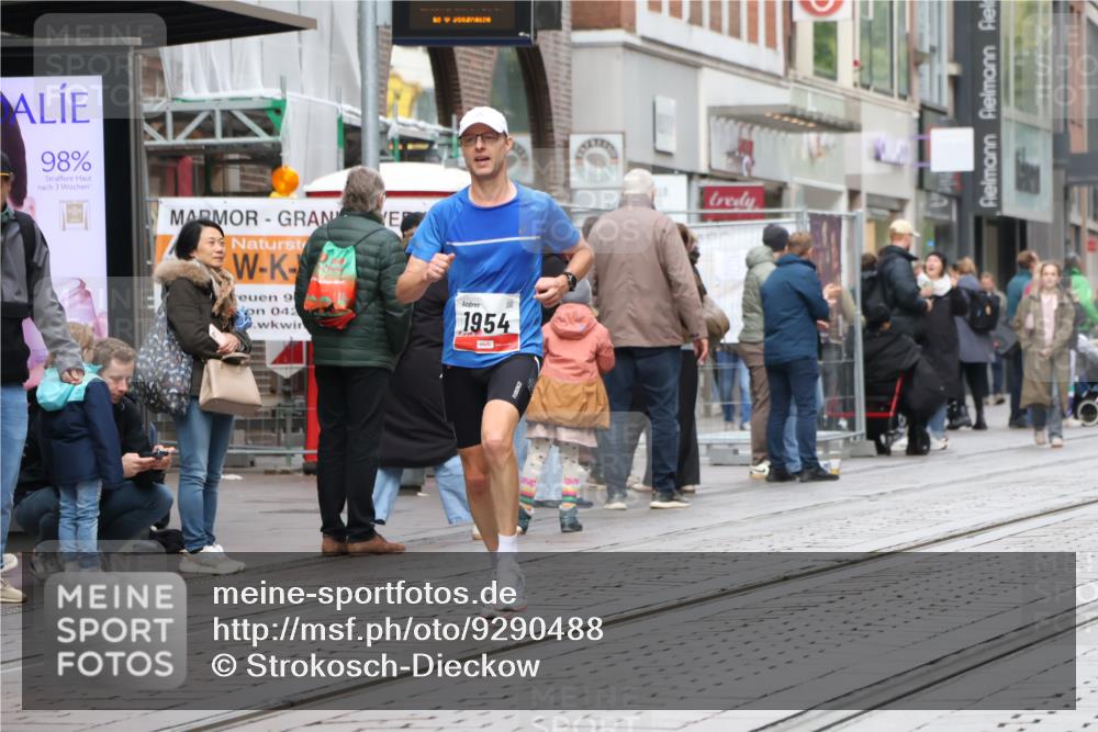 05.10.2025 - 20. swb-Marathon Bremen Strokosch-Dieckow http://msf.ph/oto/9290488 05.10.2025 12:36:40 Ziel 909, 1954, 909, 1954 meine-sportfotos.de