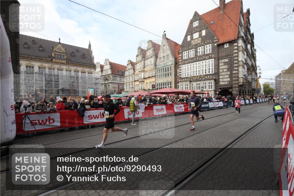 05.10.2025 - 20. swb-Marathon Bremen Yannick Fuchs http://msf.ph/oto/9290493 05.10.2025 10:49:48 Ziel 9452, 10726, 10781, 11692 meine-sportfotos.de
