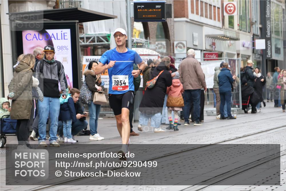 05.10.2025 - 20. swb-Marathon Bremen Strokosch-Dieckow http://msf.ph/oto/9290499 05.10.2025 12:36:40 Ziel 909, 1954, 909, 1954 meine-sportfotos.de