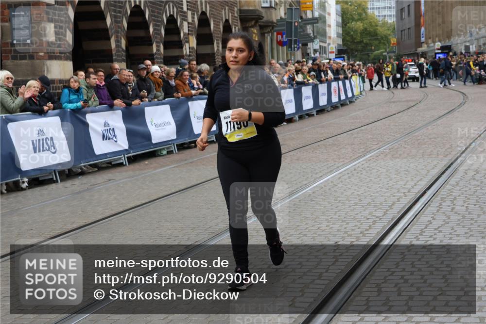 05.10.2025 - 20. swb-Marathon Bremen Strokosch-Dieckow http://msf.ph/oto/9290504 05.10.2025 11:24:19 Ziel 9733, 11190 meine-sportfotos.de